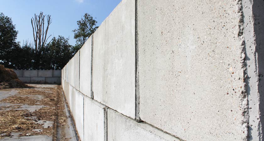 betonnen-mestplaat-voor-paardenmest-opslag