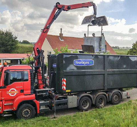 kleine-mestbak-met-wielen-legen-mest-ophalen-mestwagen