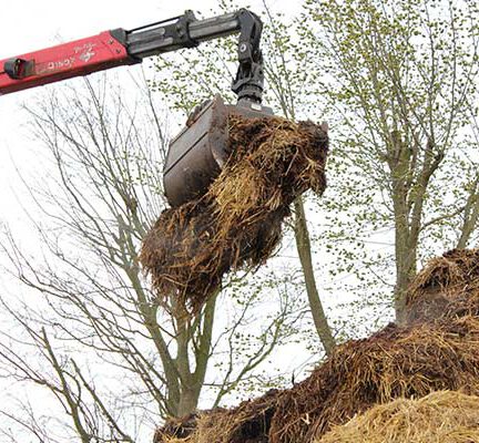 kraan-vrachtwagen-paardenmest-afvoeren-600x400