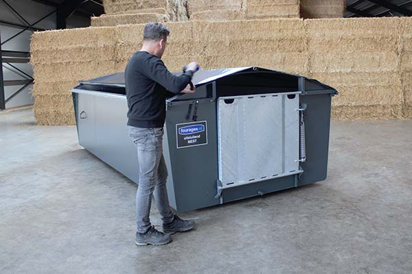 paardenestcontainer met zeil openen